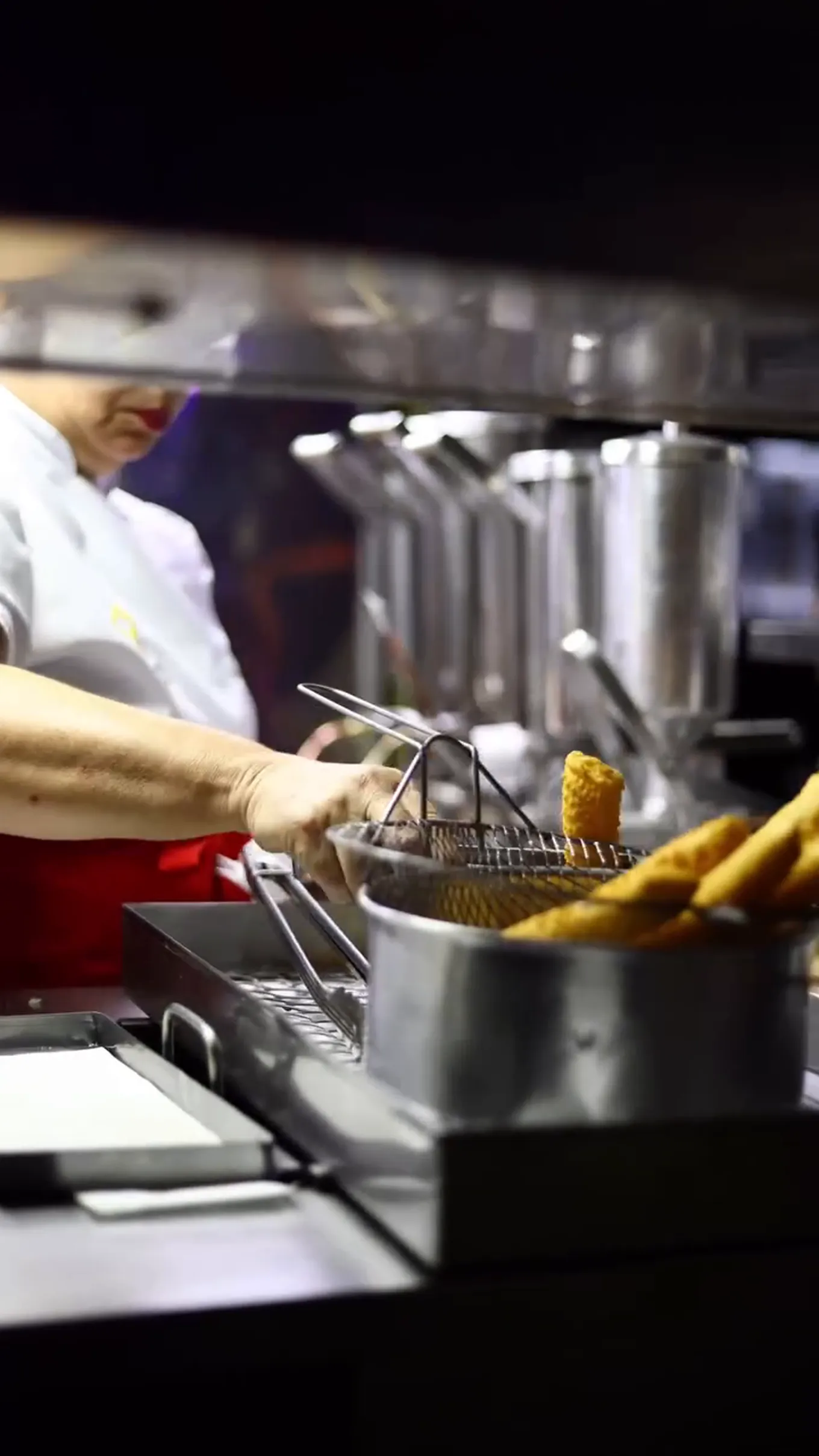 Churros sendo fritos na hora no food truck do Churros do Tio